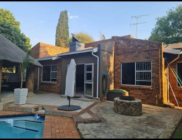 3 BEDROOM FREEHOLD FOR SALE IN SONNEVELD